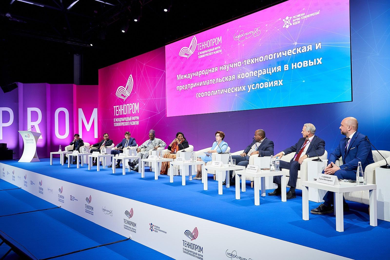 Фото Делегаты 20 стран ближнего и дальнего зарубежья примут участие в форуме Технопром 2